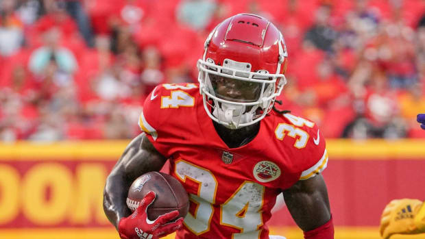 Kansas City Chiefs running back Darwin Thompson (34) runs the ball against the Minnesota Vikings during the game at GEHA Field at Arrowhead Stadium.